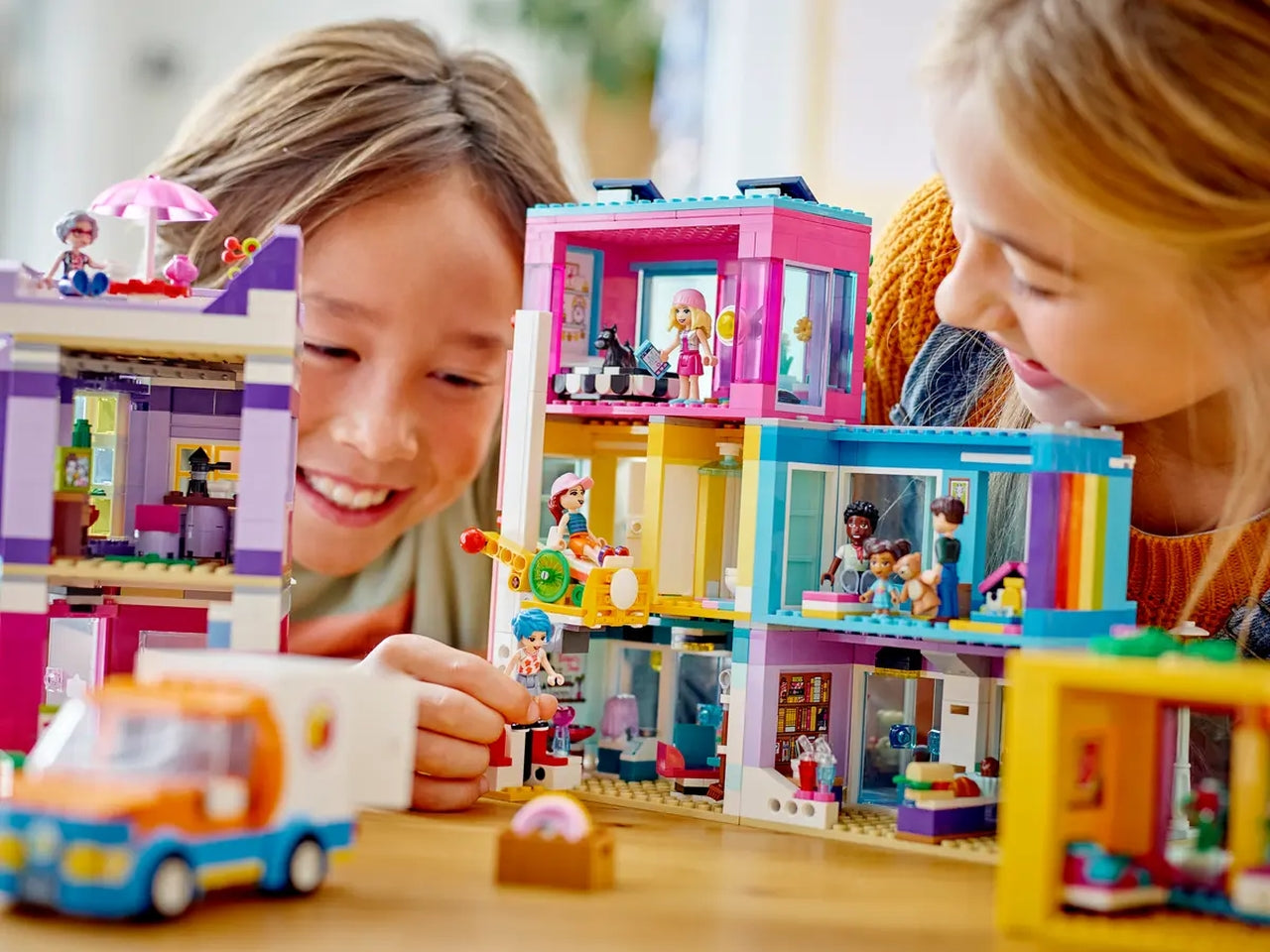 Lego edificio della strada principale.