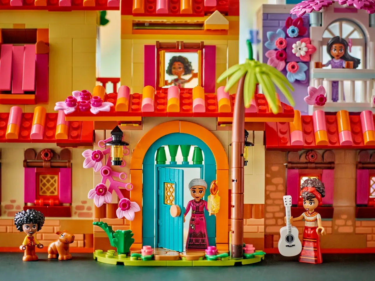 Lego Disney Classic la Magica Casa dei Madrigal di Encanto, set di costruzioni in scatola da 1560 pezzi, per bambine 7+ anni 43245