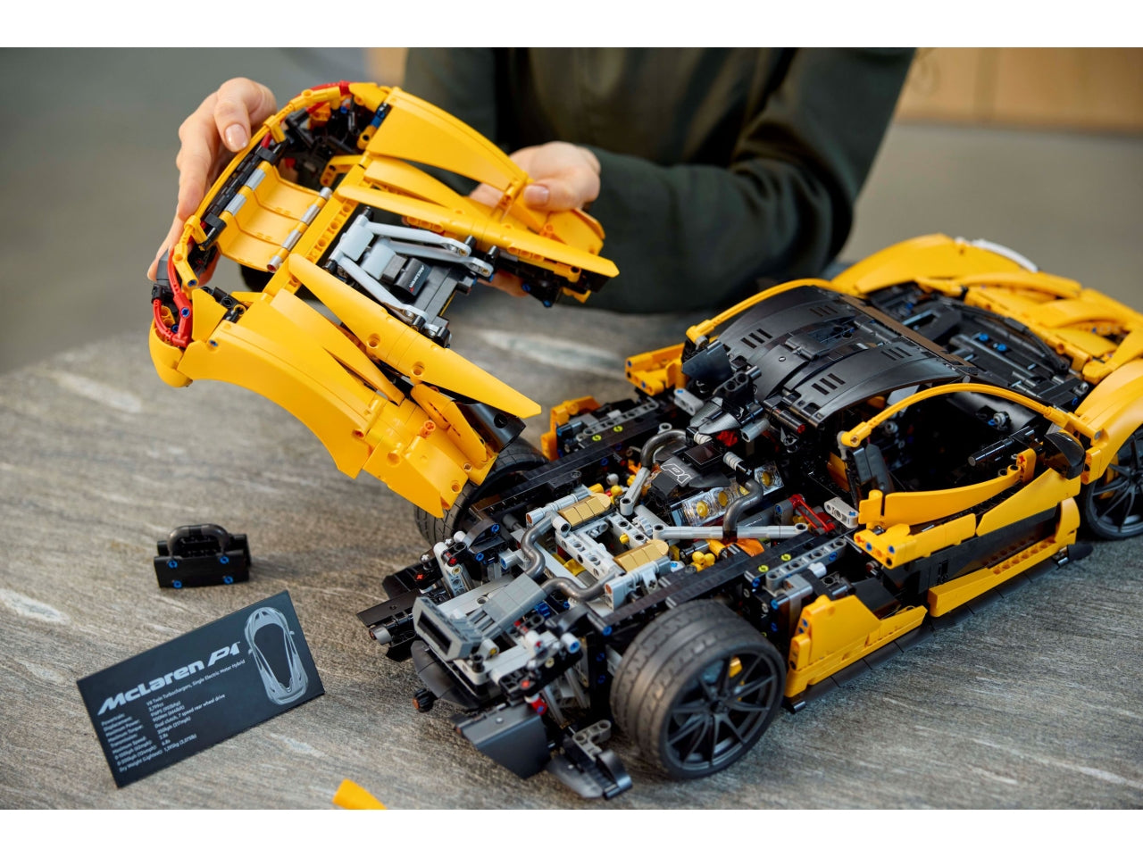 LEGO Technic - McLaren P1 Modellino di Auto Sportiva da Costruire, Hobby Creativo per Adulti, Regalo per Uomo, Donna, Lui o Lei, Kit Modellismo da Collezione di Macchina Supercar in Scala 42172