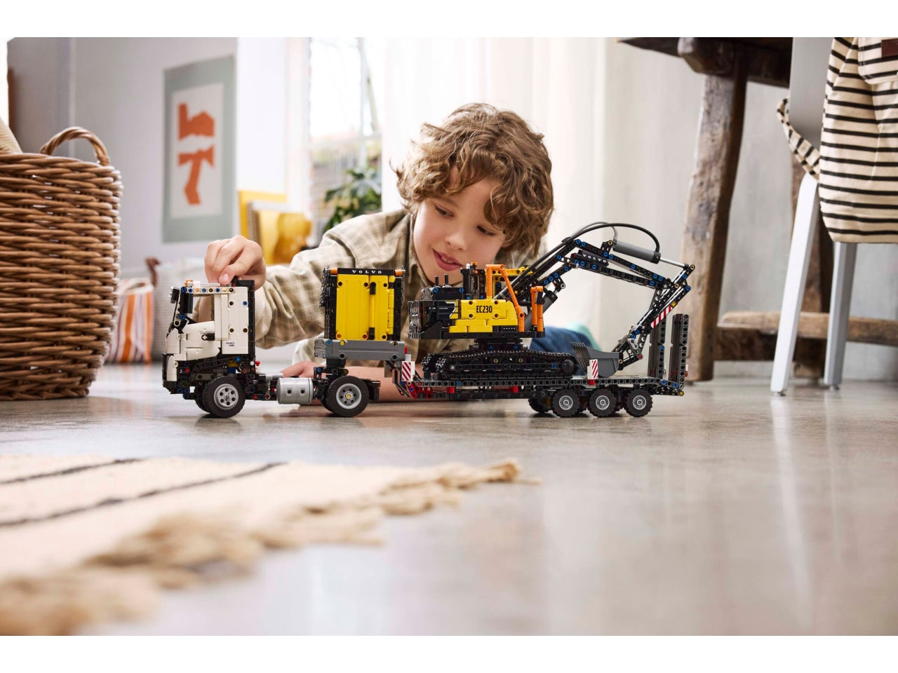 LEGO Technic - Autocarro Volvo giocattolo con escavatore costruibile - Set da 2.274 pezzi per età 10+ 42175