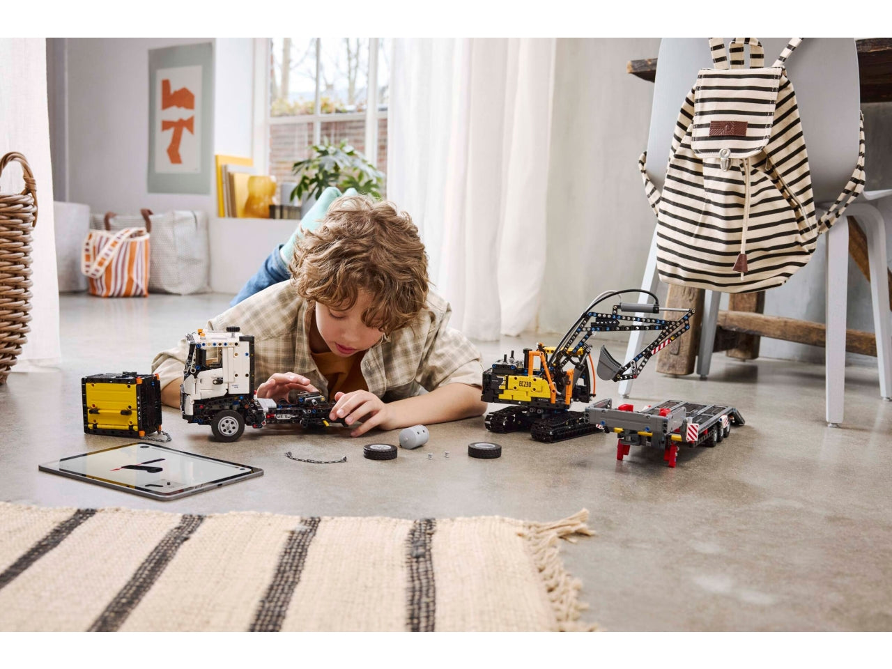 LEGO Technic - Autocarro Volvo giocattolo con escavatore costruibile - Set da 2.274 pezzi per età 10+ 42175