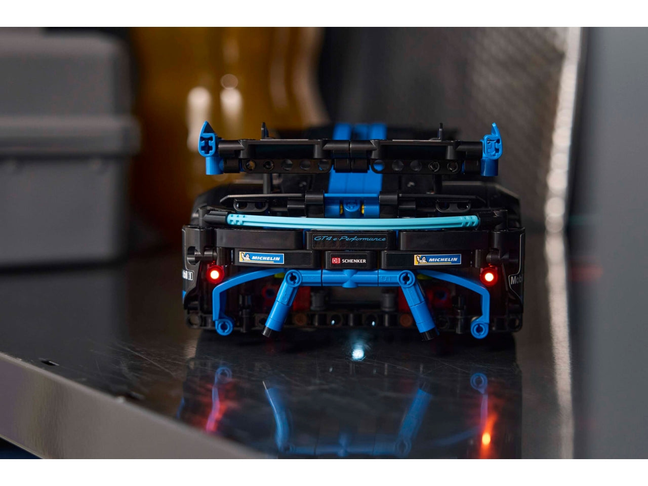 LEGO Technic - Auto da Corsa Porsche GT4 e-Performance, Macchina Giocattolo Telecomandata per Bambini da 10 Anni, Modellino di Auto da Costruire Interattivo, Regalo per i Fan dei Veicoli Supercar 42176