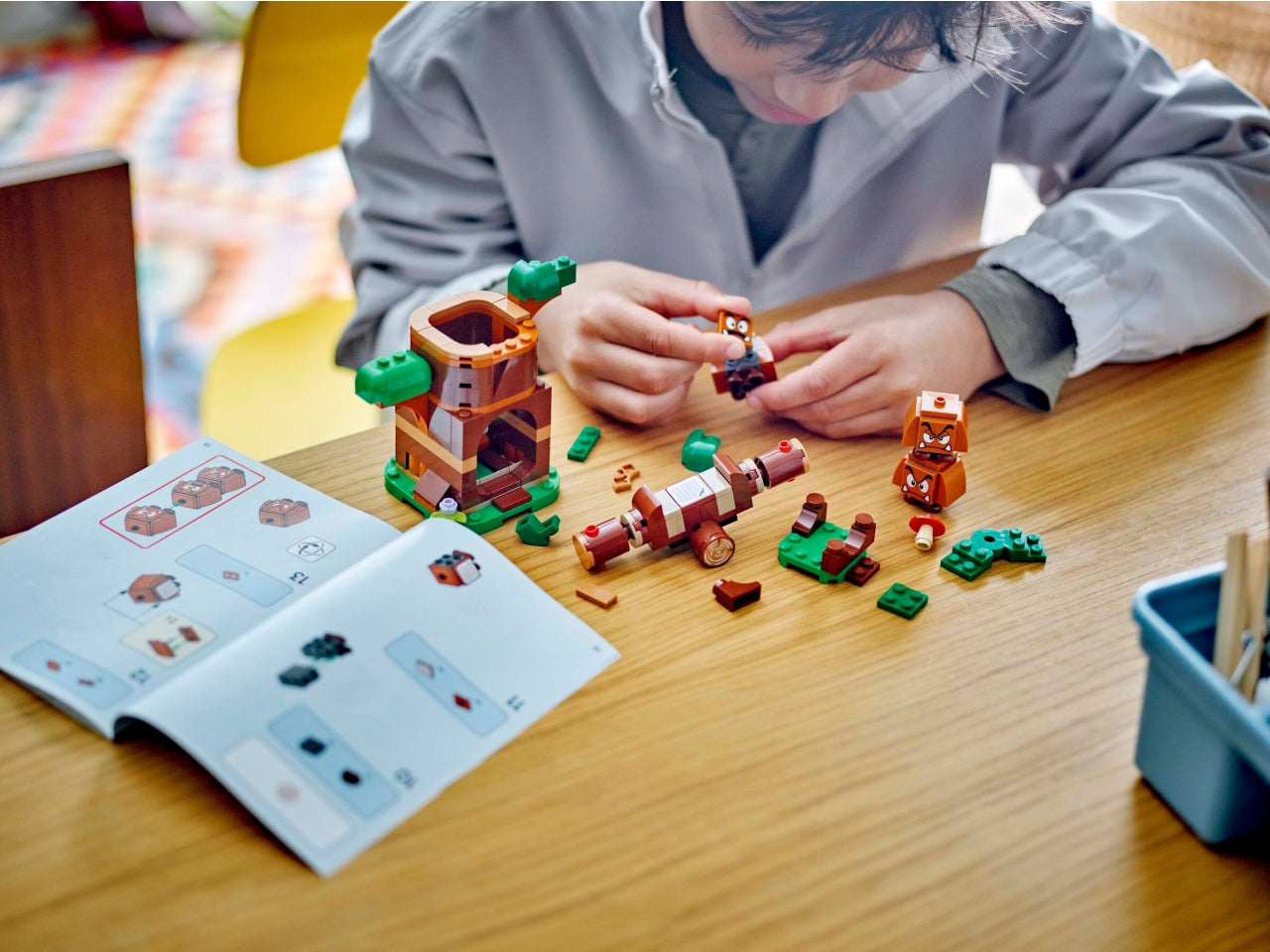 LEGO Super Mario - Divertente oggetto da collezione Nintendo: gioco di ruolo nel Parco giochi dei Goomba con questo playset 71433