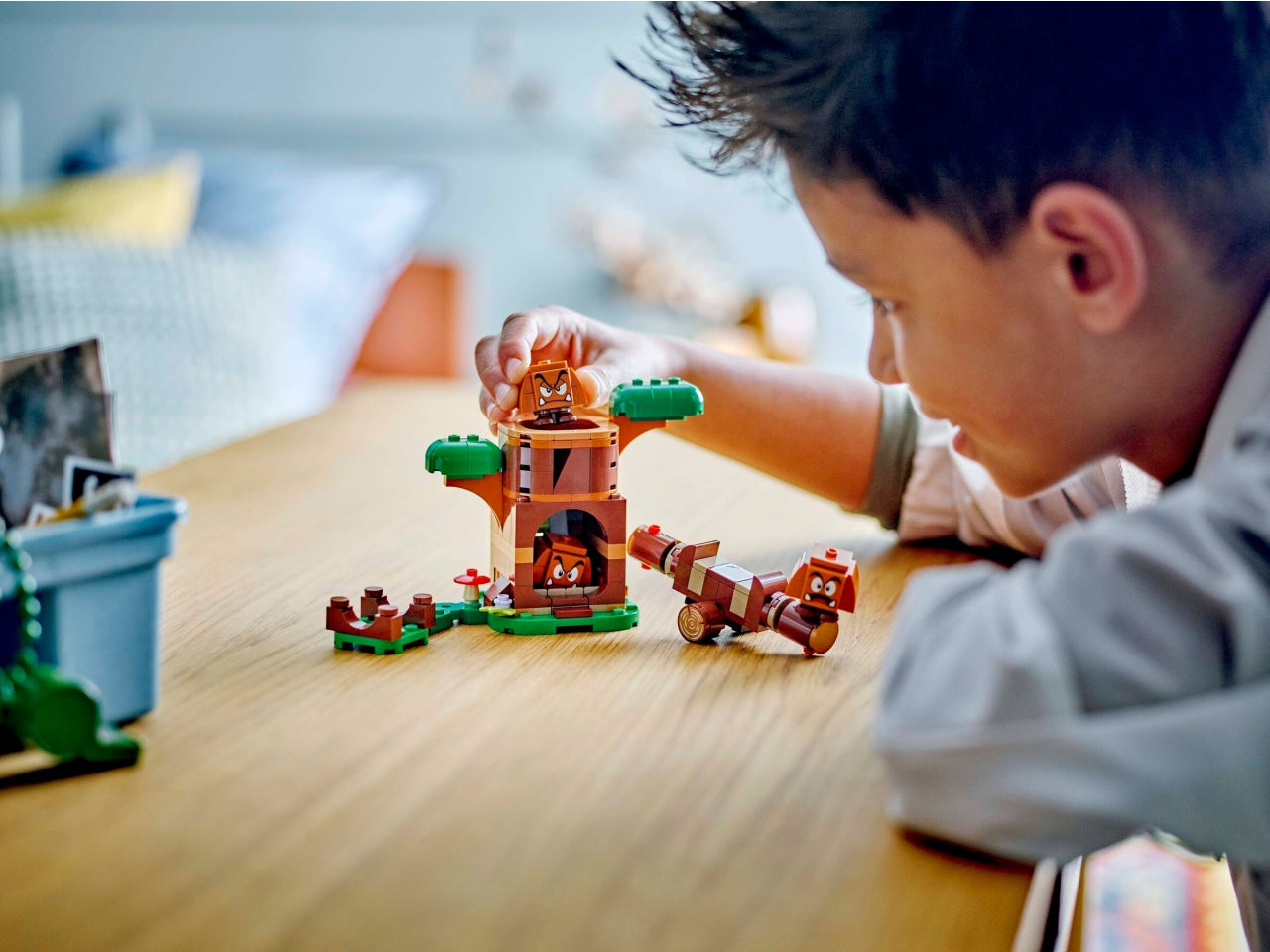 LEGO Super Mario - Divertente oggetto da collezione Nintendo: gioco di ruolo nel Parco giochi dei Goomba con questo playset 71433