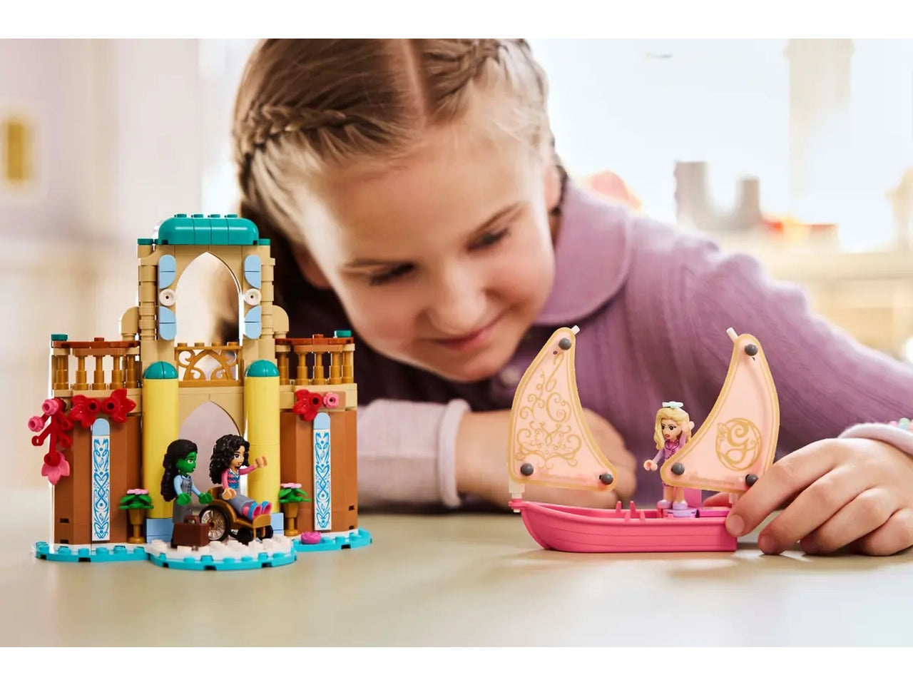 LEGO Wicked Glinda, Elphaba e Nessarose allâUniversità di Shiz, Giochi di Fantasia per Bambine e Bambini da 7 Anni con Barca, Casa delle Bambole Giocattolo e 3 Mini Bamboline, Idea Regalo 75681