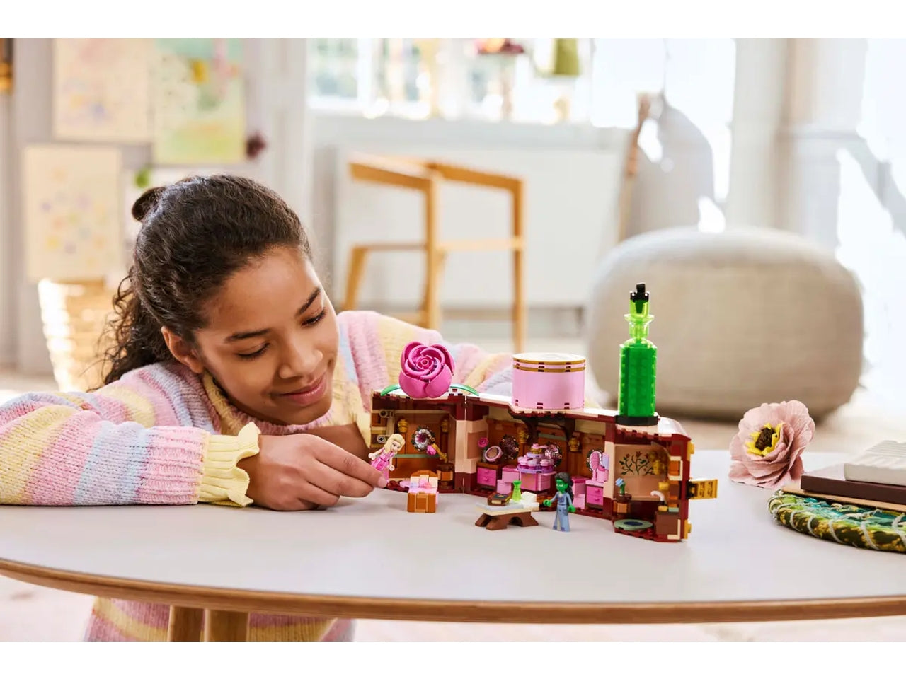 LEGO Wicked Il Dormitorio di Glinda ed Elphaba, Giochi di Fantasia per Bambine e Bambini da 8 Anni in su, Baule Apribile con Camera da Letto da Costruire con 2 Personaggi del Film, Idea Regalo 75683