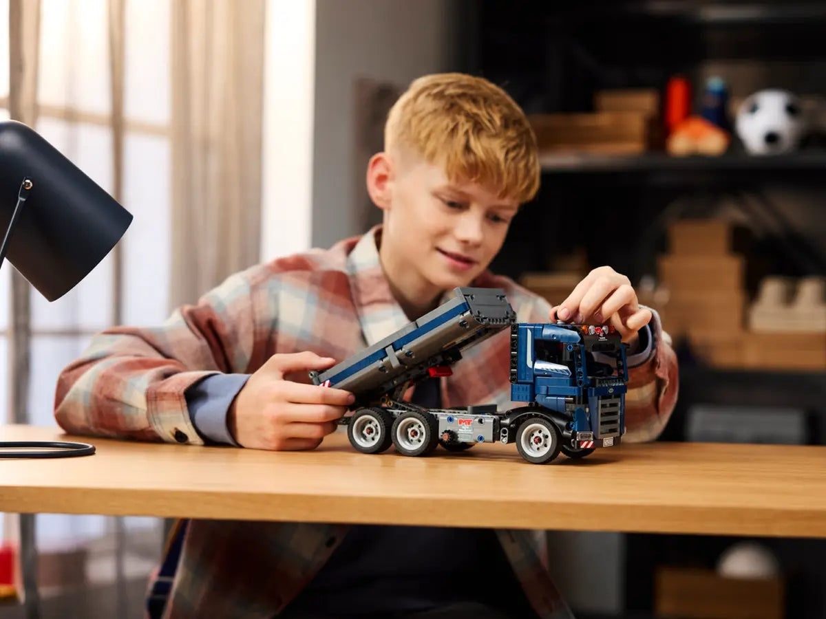 Lego Technic autocarro con cassone ribaltabile 462 pezzi
per età 9+ 42203