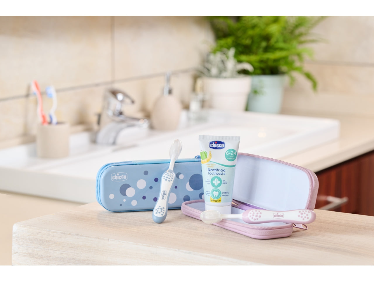 Astuccio Oral Care Chicco per igiene orale fuori casa con spazzolino e dentifricio, colore lilla, 6 + mesi