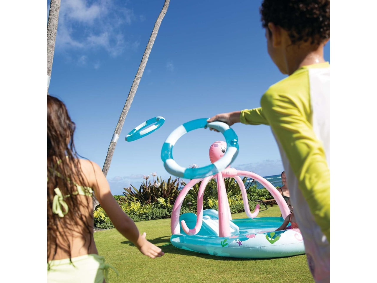 Piscina gonfiabile con polpo con gioco del lancio degli anelli e 2 anelli multicolor in vinile 234x183x150 cm - Intex