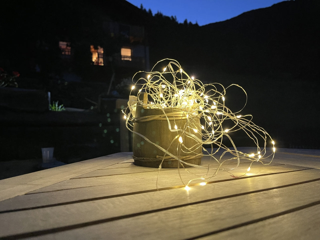 Catena luminosa miniled bianco caldo con pannello solare su filo di rame verde modellabile, 10 m - Giocoplast