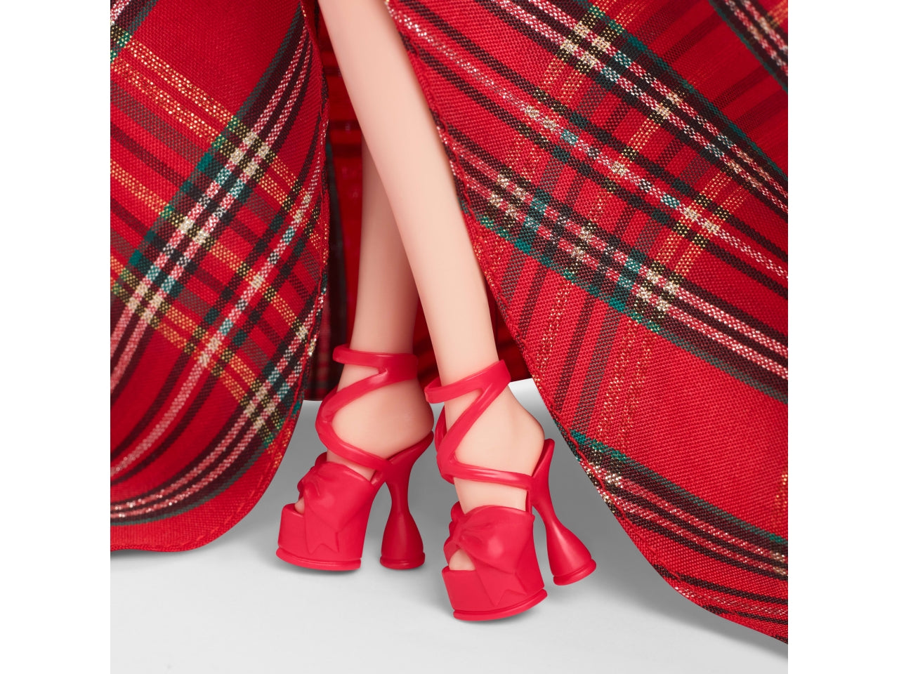 Barbie Magia delle Feste 2024, bambola bionda con abito e gonna a quadri, giocattolo per bambine, 6+ anni - Mattel