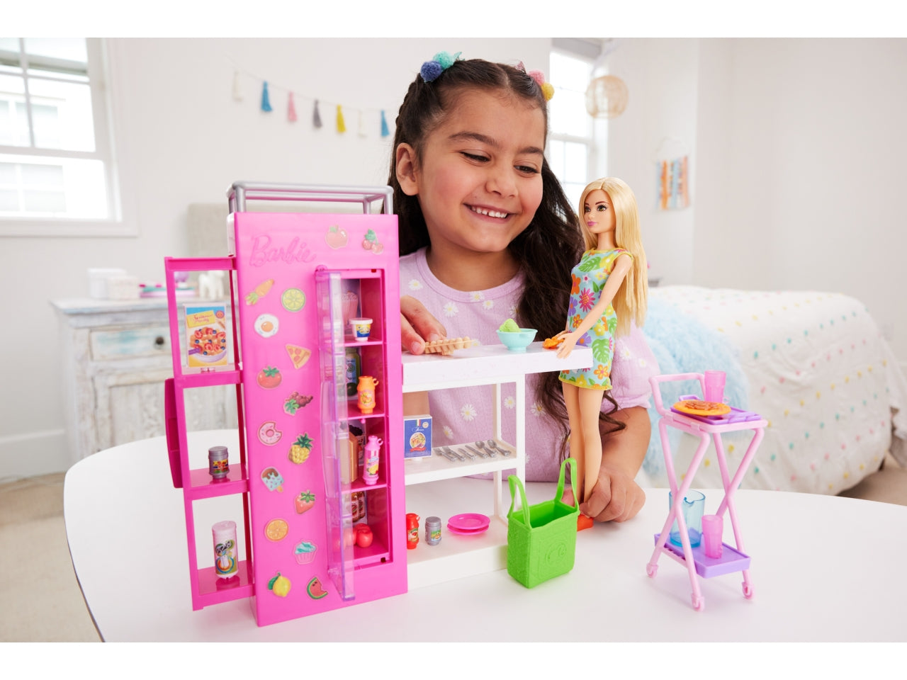 Barbie - Dispensa dei Sogni, playset estensione della cucina di Barbie con bambola inclusa e 25+ accessori, mobili per casa delle bambole e adesivi a tema cibo, giocattolo per bambini, 3+ anni - Mattel