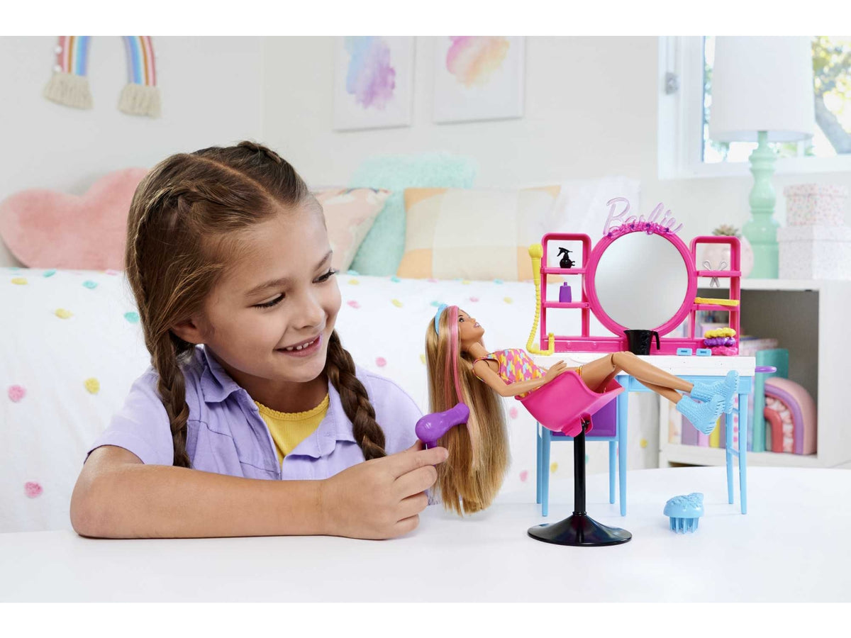 Barbie - Playset Salone di Bellezza Bambola Super Chioma, include 1 bambola con capelli lunghi cambia-colore, abito pied-de-poule e 15+ accessori per capelli, giocattolo per bambini, 3+ anni - Mattel