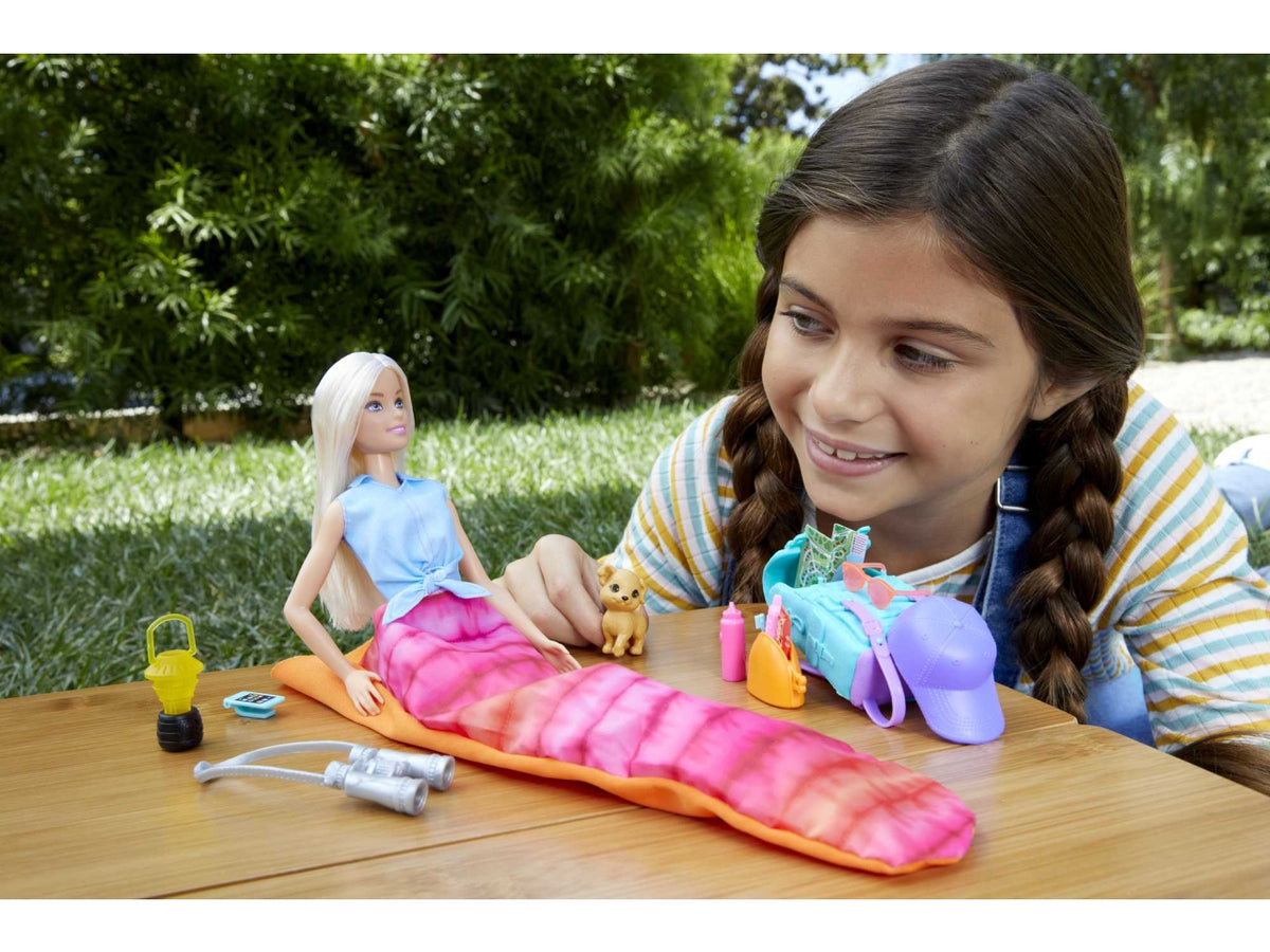 Barbie Siamo in Due Malibu in Campeggio Bambola Bionda con Cagnolino, Zaino, Sacco a Pelo e Accessori da Campeggio, Giocattolo per Bambini 3+ Anni - Mattel