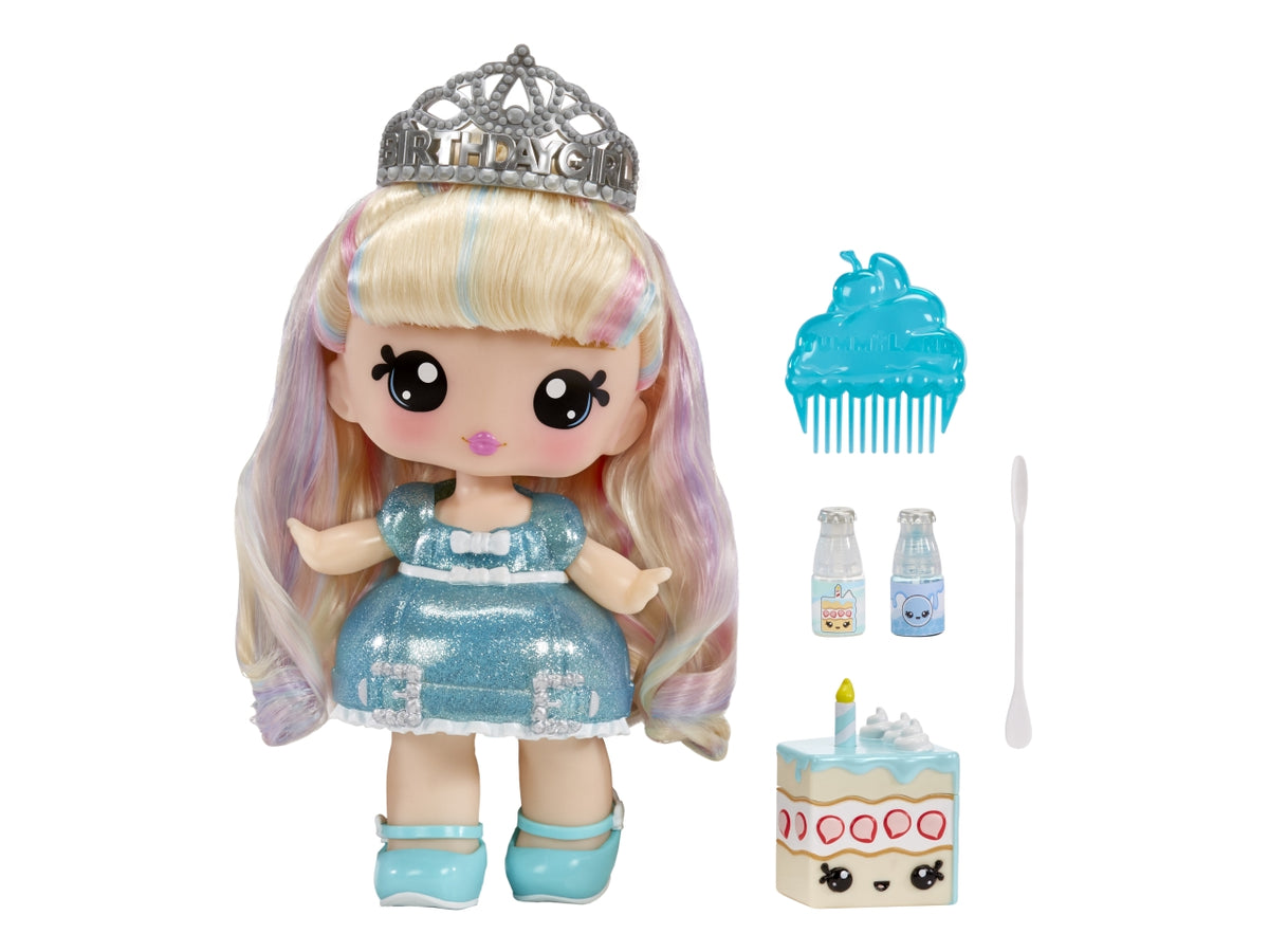 Yummiland Large Doll + Lipgloss Pet - Callie Birthday Cake: Bambola Bianco-Azzurro con Lucidalabbra Personalizzabile, Pettine e Accessori, Gioco Unisex per Bambini 4+ | MGA Entertainment