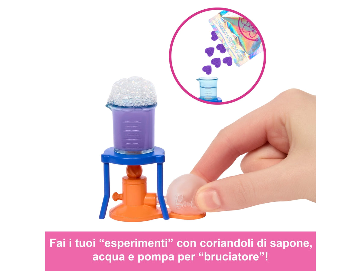 Barbie scienziata, set bambola bionda con camice bianco da laboratorio e accessori inclusi
