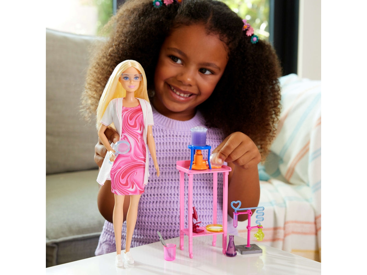 Barbie scienziata, set bambola bionda con camice bianco da laboratorio e accessori inclusi