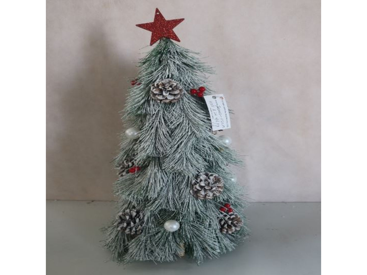 Albero 55cm innevato con base in legno, pigne e bacche