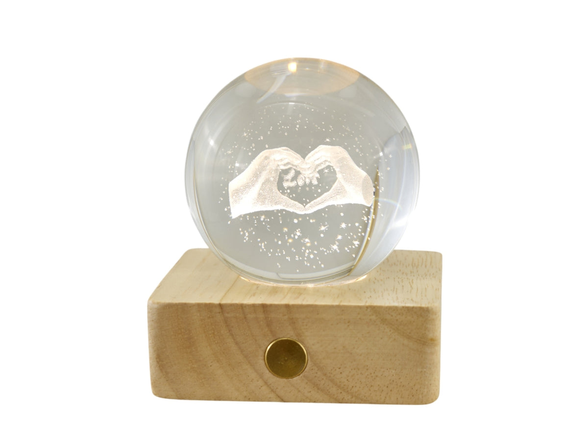 Sfera lampada led con mani cuore su base quadrata 6x8cm