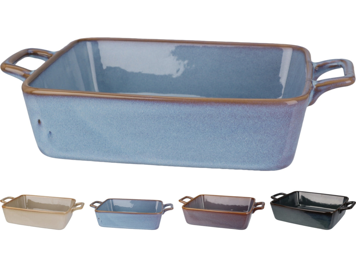 Teglia da forno in faïence con due manici, capacità 1750ml. Dimensioni 29x18,5x6,5cm. Rifinita con smalto reattivo. Disponibile in 4 colori assortiti