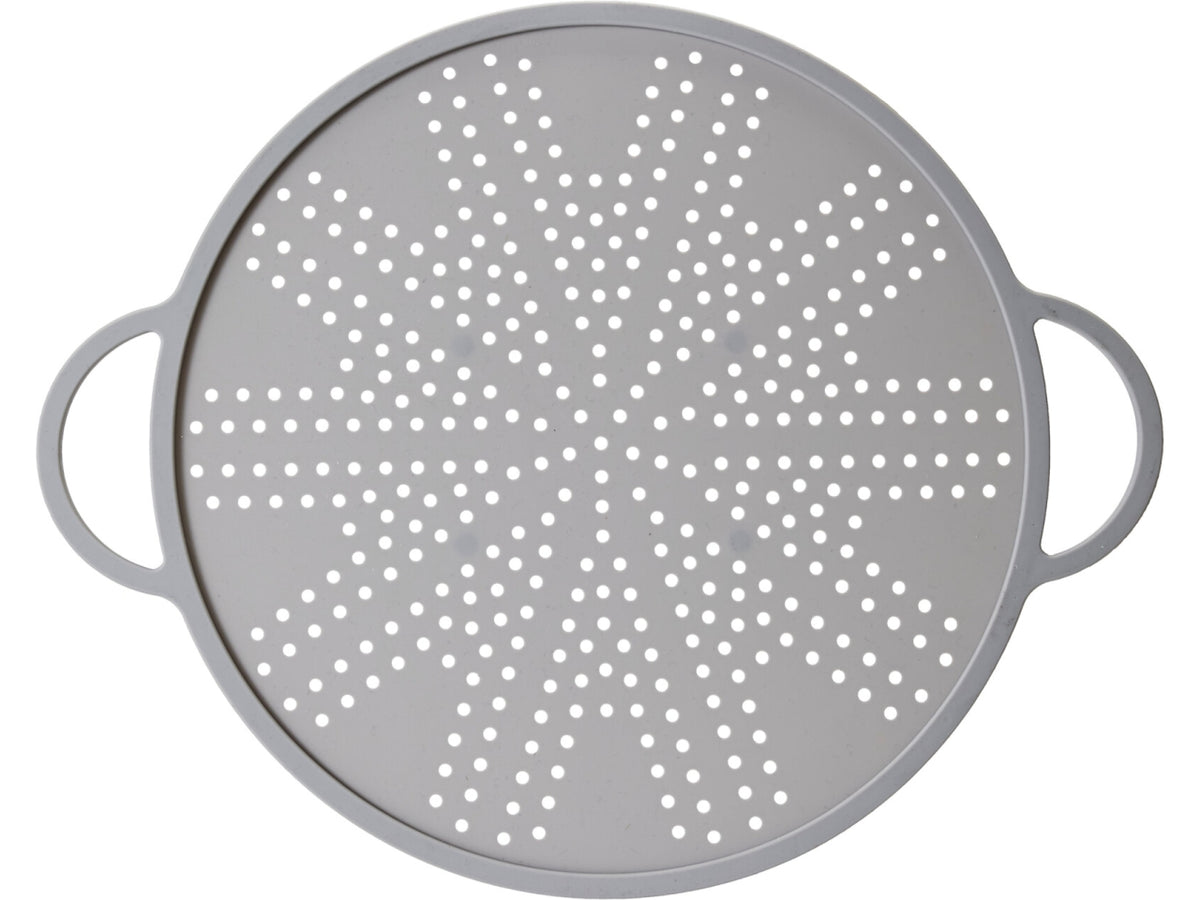colino 3-in-1 in silicone con bordo in acciaio inox, 34x27,5x0,5cm, peso 180gr Utilizzabile come colino, sottopentola e paraschizzi. Colore grigio freddo con due manici e quattro piedini antiscivolo.