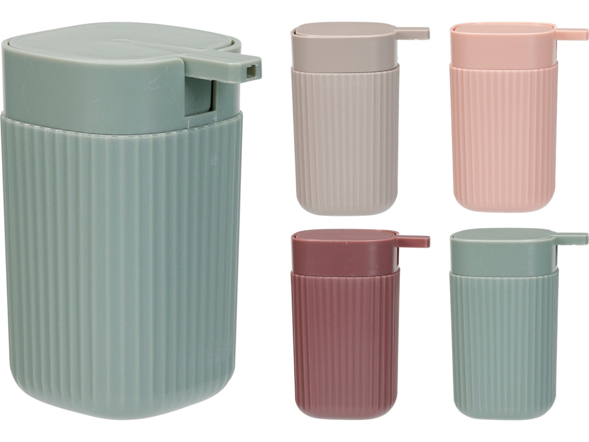 Dispenser per sapone in materiale PS con capacità di 430ml. Dimensioni 7,5x9,8x13cm, peso 113gr. Con design a righe e finitura esterna opaca. Disponibile in 4 colori assortiti