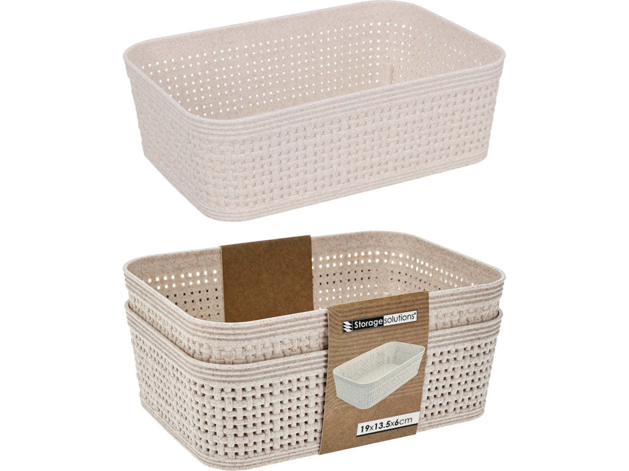 Set di 2 cestini in PP, ciascuno 19x13,5x6cm e 80gr. Design intrecciato color sabbia con fascetta in carta decorativa.