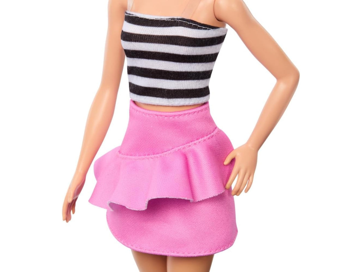 Barbie fashion con top a righe, gonna rosa e occhiali da sole