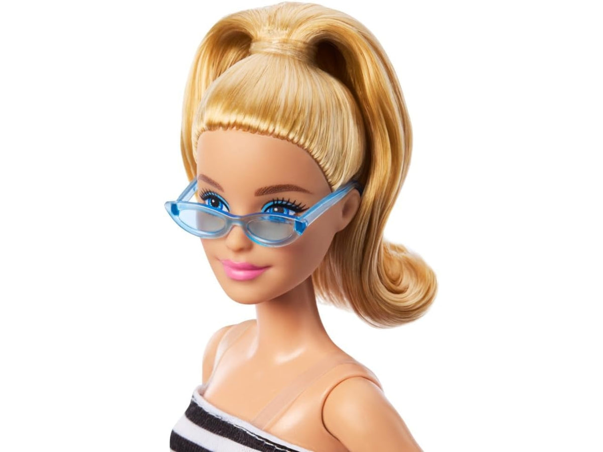 Barbie fashion con top a righe, gonna rosa e occhiali da sole