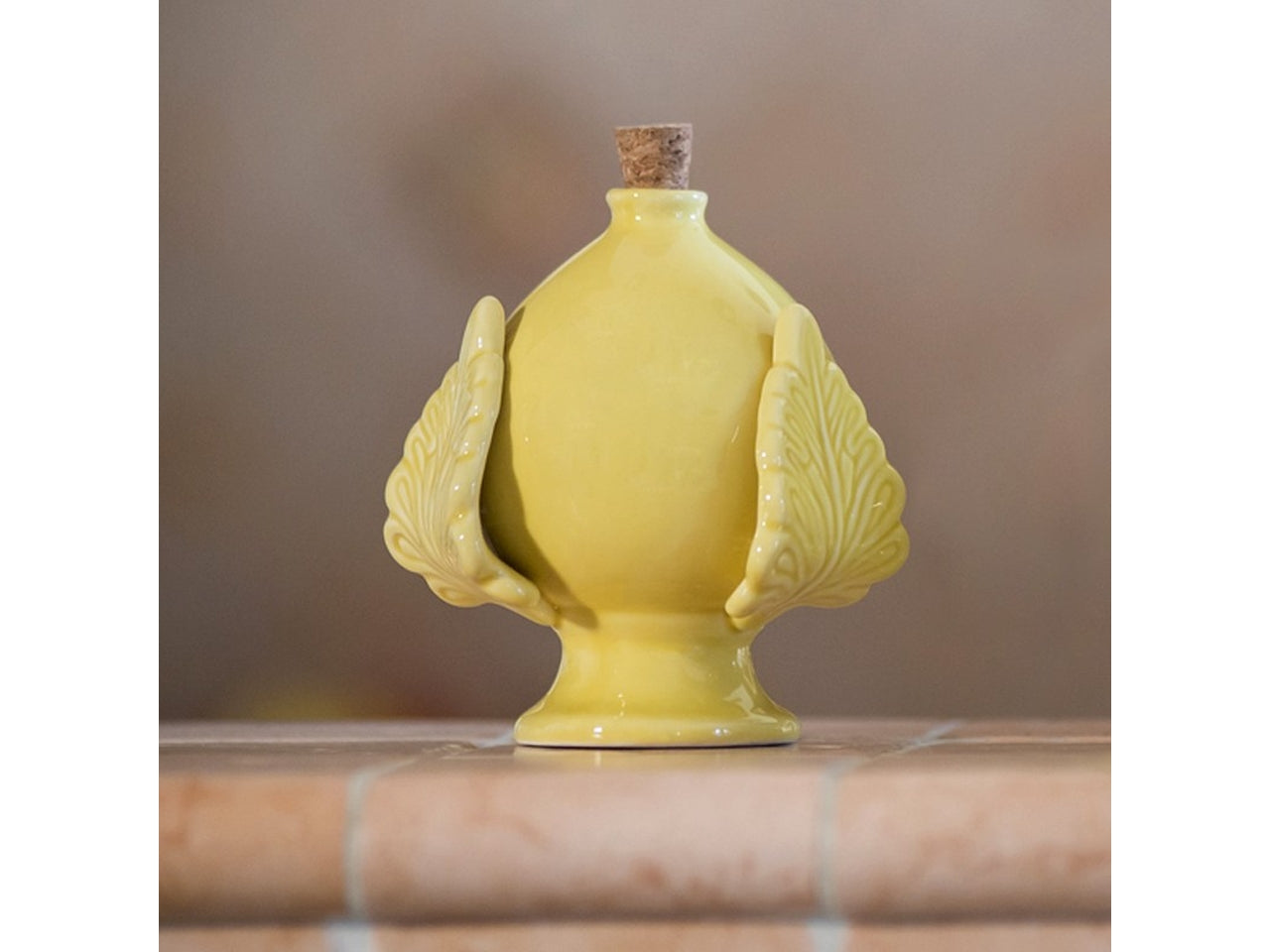 Bottiglia di colore giallo a forma di pumo