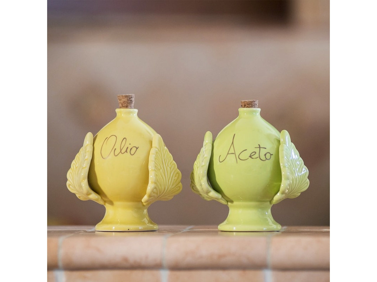 Bottiglia di colore giallo a forma di pumo