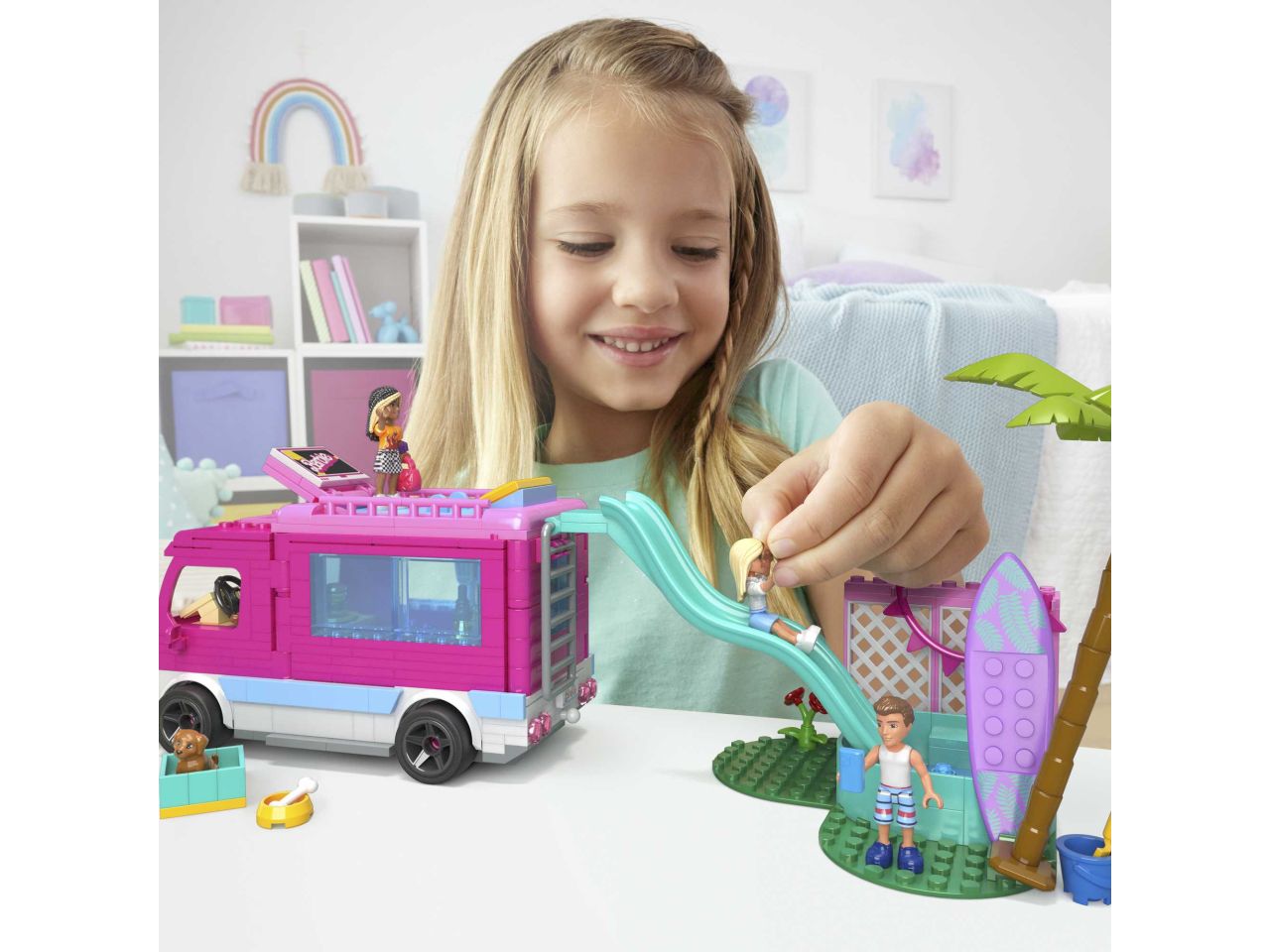 Mattel barbie mega camper dei sogni con 4 micro dolls incluse e tanti accessori da costruire con 580 mattoncini