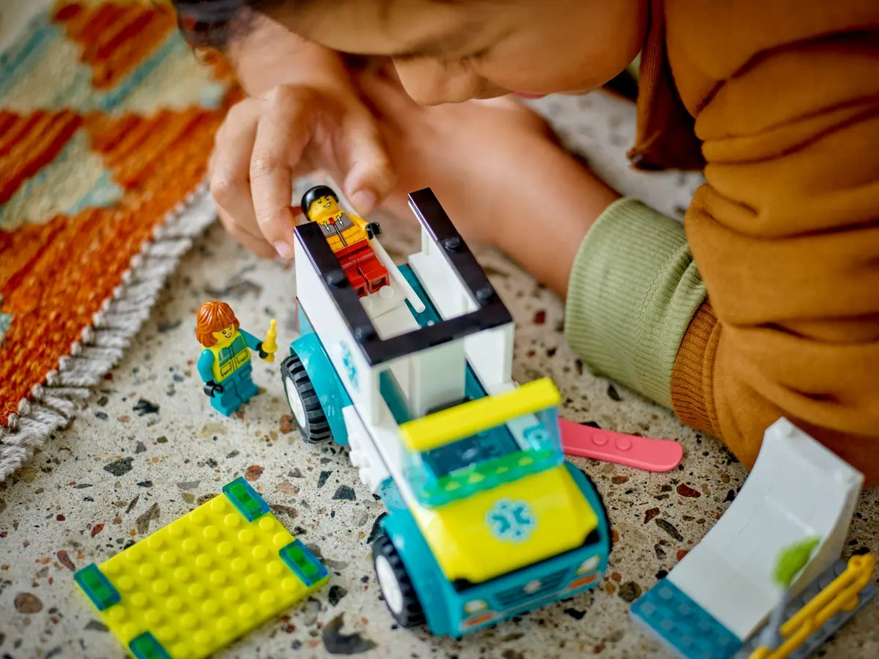 Lego city great vehicles ambulanza di emergenza e snowboarder