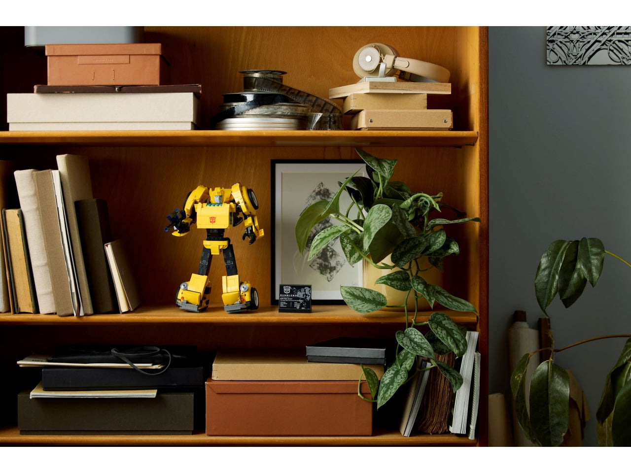 LEGO Icons - Set costruibile di action figure di robot Transformers per adulti: progetto di costruzione di Bumblebee Transformers LEGO Icons collezionabile per gli appassionati dello sci-fi 10338