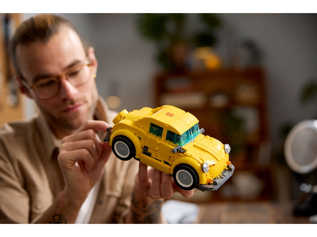 LEGO Icons - Set costruibile di action figure di robot Transformers per adulti: progetto di costruzione di Bumblebee Transformers LEGO Icons collezionabile per gli appassionati dello sci-fi 10338
