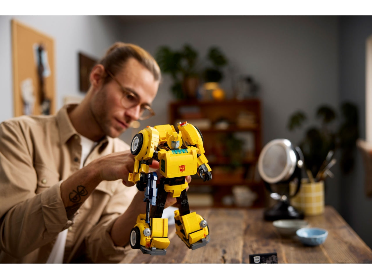 LEGO Icons - Set costruibile di action figure di robot Transformers per adulti: progetto di costruzione di Bumblebee Transformers LEGO Icons collezionabile per gli appassionati dello sci-fi 10338