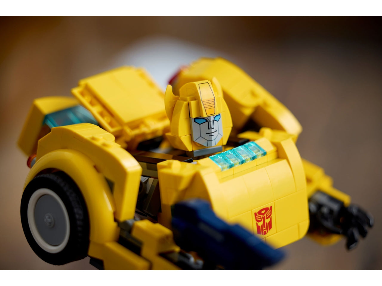 LEGO Icons - Set costruibile di action figure di robot Transformers per adulti: progetto di costruzione di Bumblebee Transformers LEGO Icons collezionabile per gli appassionati dello sci-fi 10338