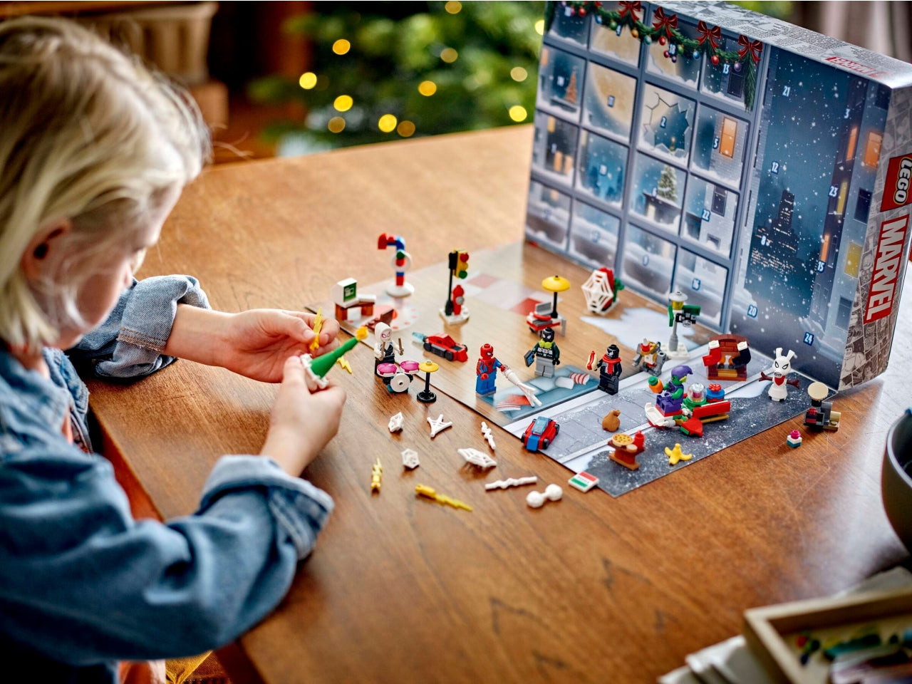 LEGO Marvel - Calendario dellAvvento per bambini con sorprese supereroiche: Calendario dellAvvento 2024 Spider-Man con 24 sorprese giornaliere per i bambini e le bambine dai 7 anni in su 76293