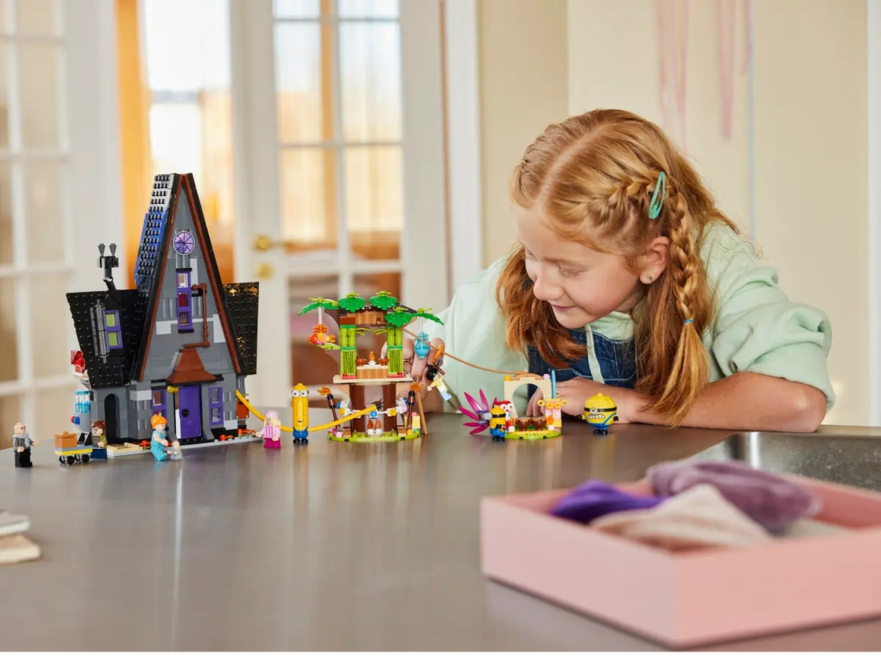 Lego Minions e la villa della famiglia di Gru, set di costruzioni in scatola da 868 pezzi, 8+ anni, 75583