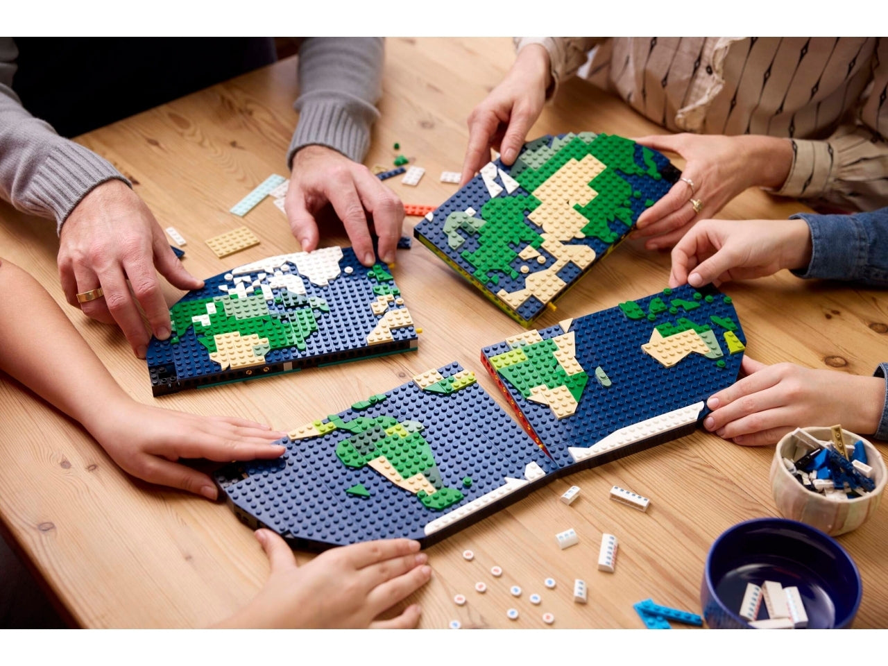LEGO Builder Family momenti di viaggio, Set Giochi da Costruire per Bambine e Bambini da 14 Anni in su, Decorazioni per la Casa da Appendere, Accessorio per la Camera da Letto 41838