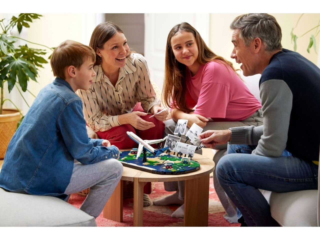 LEGO Builder Family momenti di viaggio, Set Giochi da Costruire per Bambine e Bambini da 14 Anni in su, Decorazioni per la Casa da Appendere, Accessorio per la Camera da Letto 41838