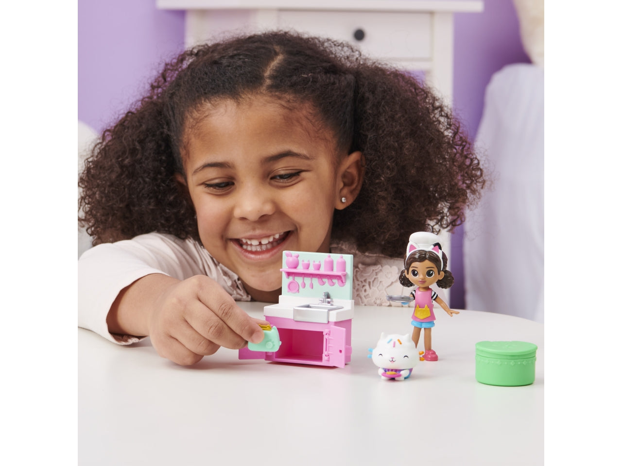 Gabby's Dollhouse set cucina con 2 personaggi e scatola sorpresa per bambine di 3+ anni - Spin Master