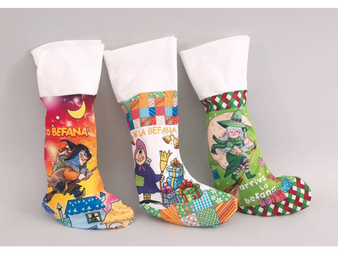 Calza in panno 43cm decoro befana fascia bianca con scopa in 3 modelli assortiti