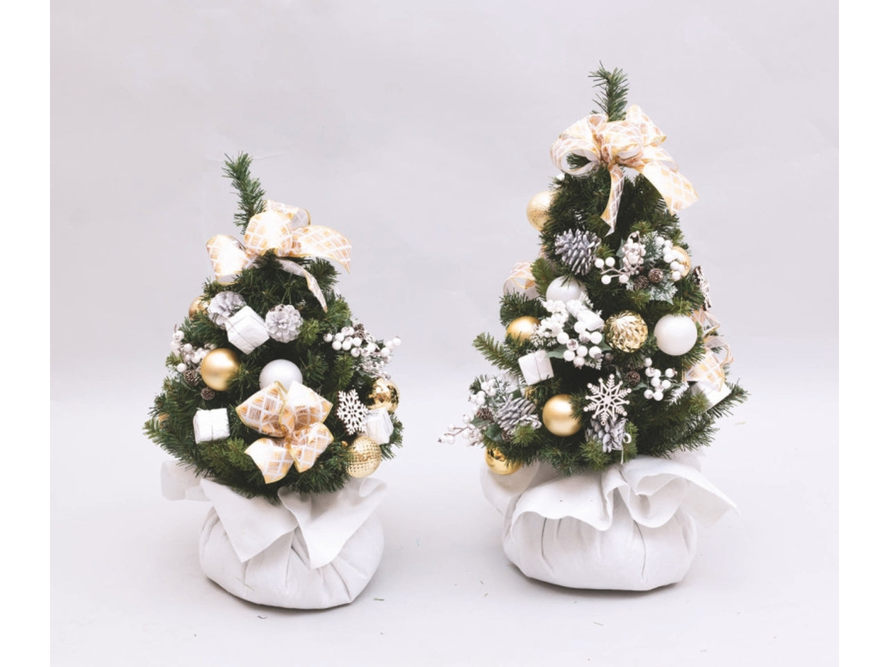 Alberello 60cm in pvc decoro oro/bianco sfere, bacche e nastro