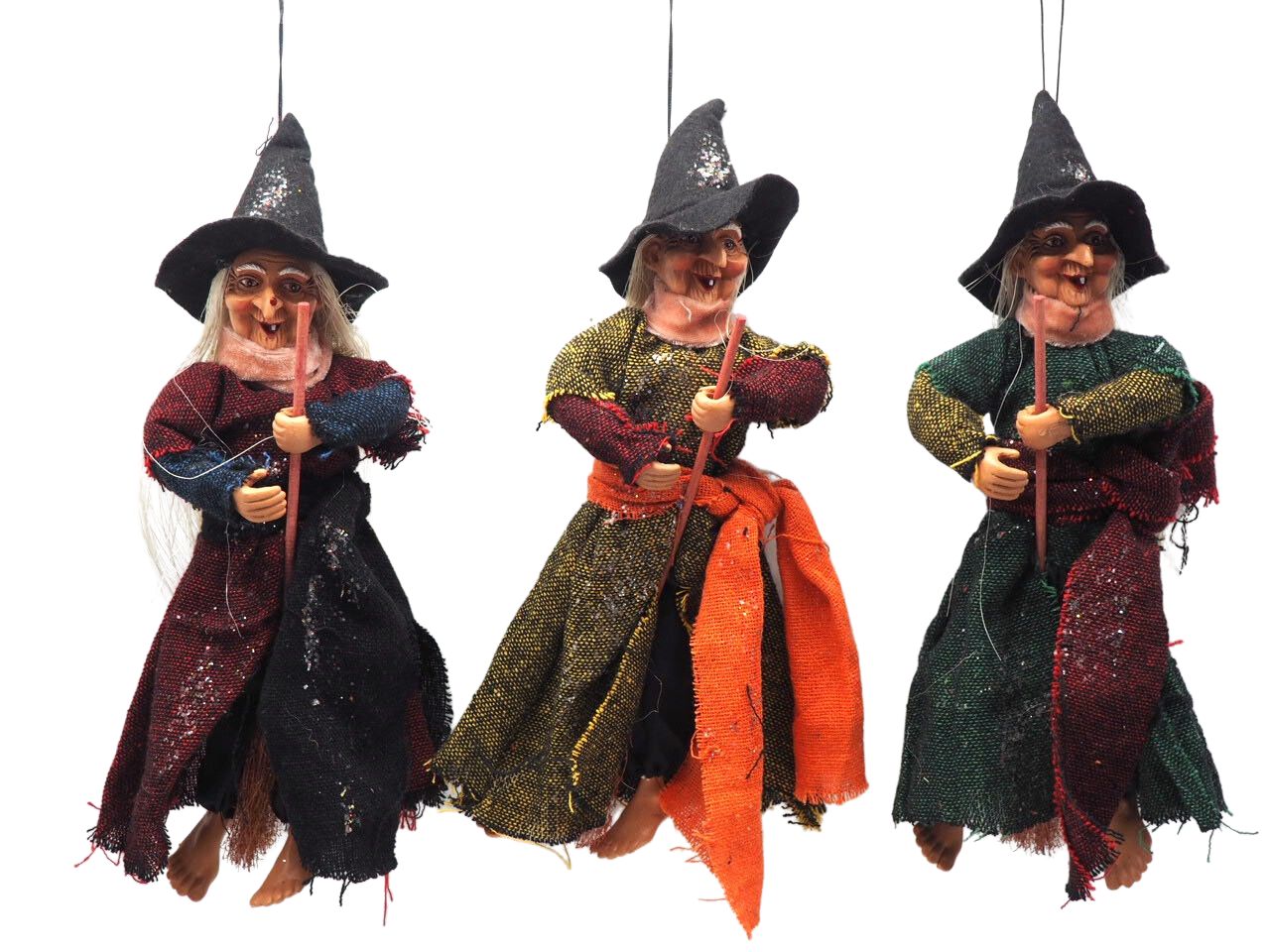 Befana misura h.25cm con scopa da appendere in 3 colori assortiti
