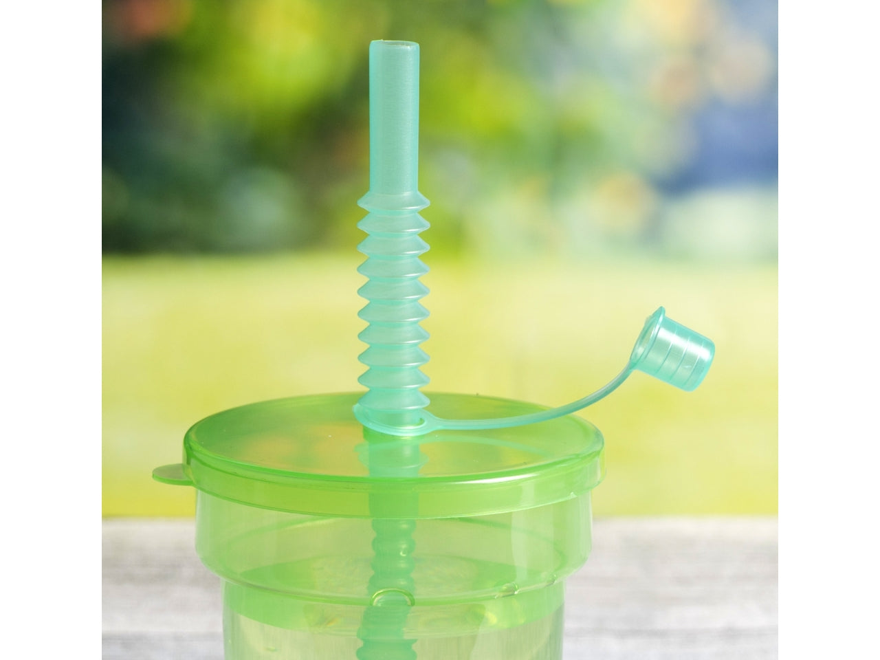 Set di 6 bicchieri colorati con cannuccia in polipropilene 390ml 8x12,3cm