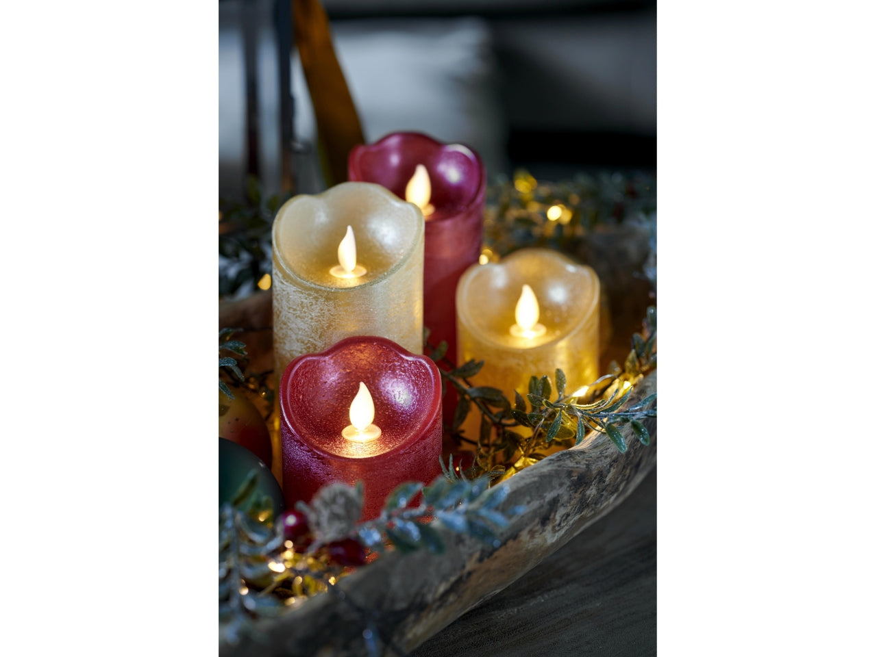 Candela cilindrica a led rossa con fiamma ondeggiante bianco caldo d.7,5x12,5cm Decoris
