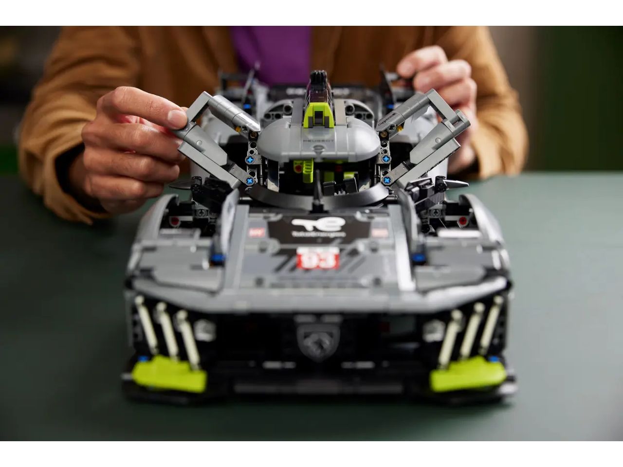 Lego Technic Peugeot 9X8 24H Le Mans Hybrid Hypercar 42156