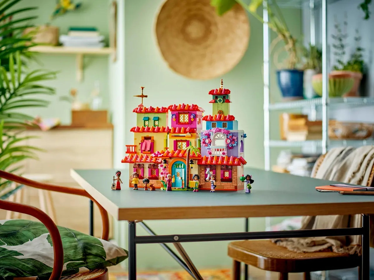 Lego Disney Classic la Magica Casa dei Madrigal di Encanto, set di costruzioni in scatola da 1560 pezzi, per bambine 7+ anni 43245