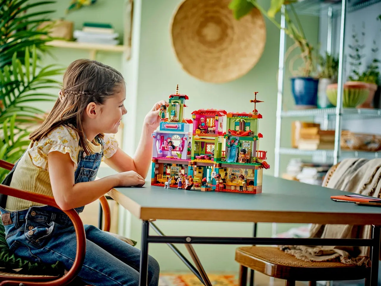 Lego Disney Classic la Magica Casa dei Madrigal di Encanto, set di costruzioni in scatola da 1560 pezzi, per bambine 7+ anni 43245